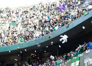 Real Betis taraftarlarından sahaya ‘oyuncak yağmuru’