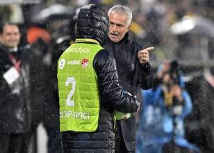 Mourinho, Trabzonspor soyunma odasına gitti; özür diledi