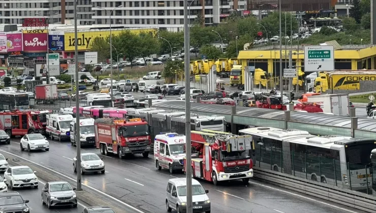 Duraktaki metrobüse arkadan gelen metrobüs çarptı: 3’ü ağır 13 yaralı