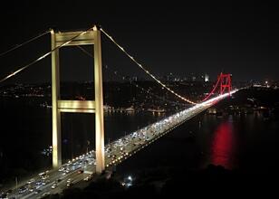 Fatih Sultan Mehmet Köprüsü ‘sarı-kırımızı’ oldu