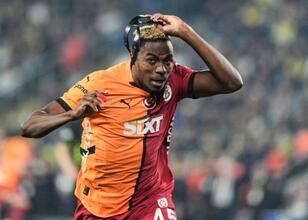 Galatasaray taraftarı tribüne taşıdı: ‘Bizimle kal Osimhen’