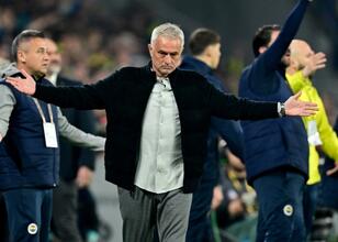 Galatasaray tribünlerinden Mourinho pankartı!