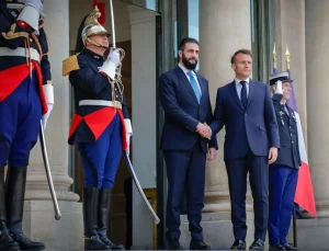 İlk kez Avrupa’da! Suriye lideri Şara, Fransa Cumhurbaşkanı Macron bir araya geldi
