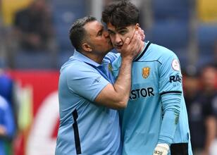 Mustafa Kaplan gözyaşlarını tutamadı!