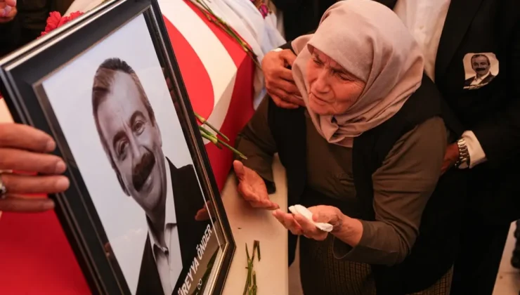 Sırrı Süreyya Önder’in annesi tabuta sarılıp ağıt yaktı