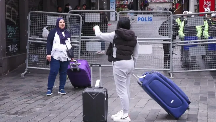 Taksim’e çıkan yollar kapatıldı, turistler araç bulamadı