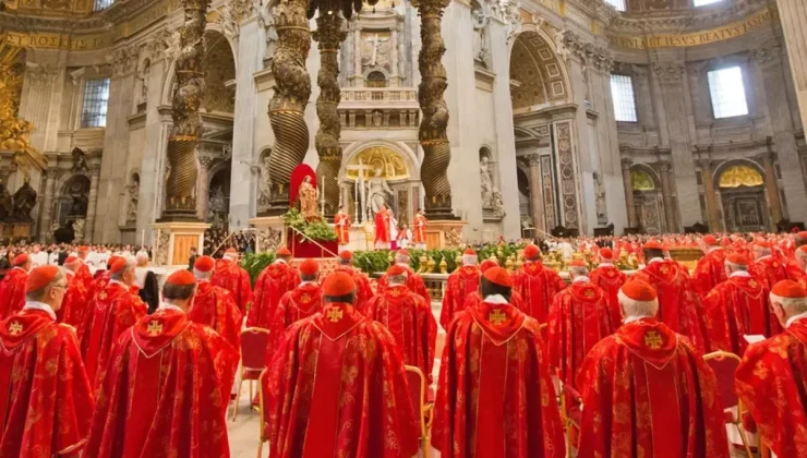 Vatikan’da papalık yarışı! Dış dünya ile iletişim kesildi, sonuçlar dumanla ilan edilecek